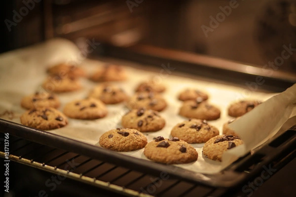 Fototapeta шоколадное печенье запекается в духовке 