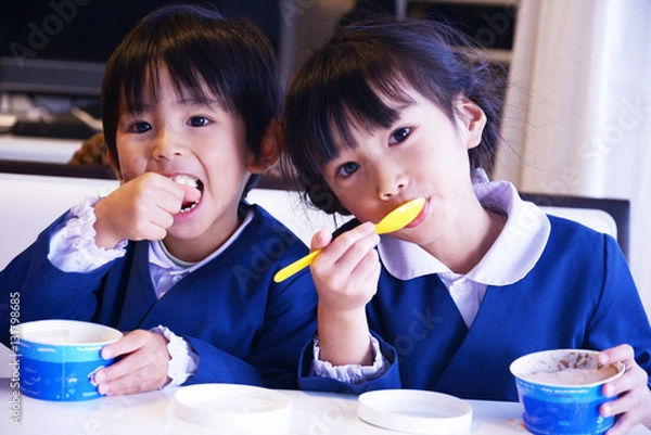 Obraz アイスクリームを食べている姉弟