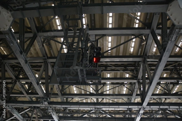 Fototapeta 鉄骨構造と鉄道信号機