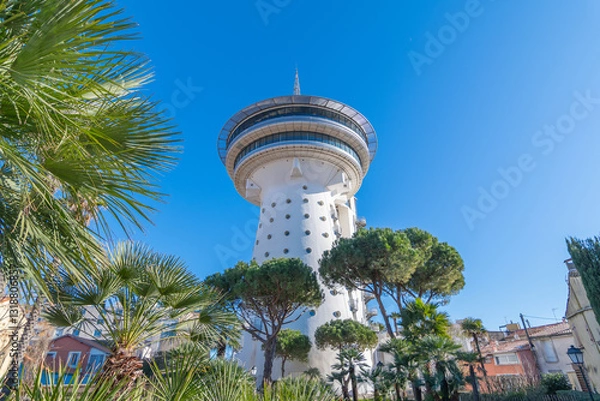 Fototapeta Phare de la Méditerranée de la ville de Palavas-les-Flots, dans le sud de la France. Ancien château d'eau transformé en restaurant panoramique.	