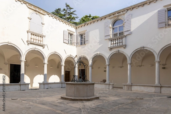 Fototapeta Water well at ancient inner courtyeard of Franciscan monastery in the center of Piran Istrian peninsula along the Adriatic sea in Slovenia
