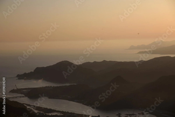 Fototapeta 兵庫県・豊岡市円山川、日本海の日の出