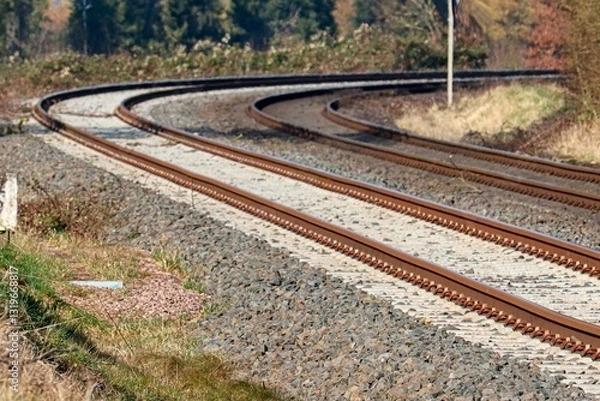 Obraz eisenbahnschienen in einer Kurve