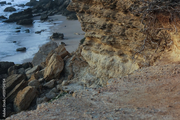 Obraz Eroding cliff face overlooking sandy beach and ocean waves