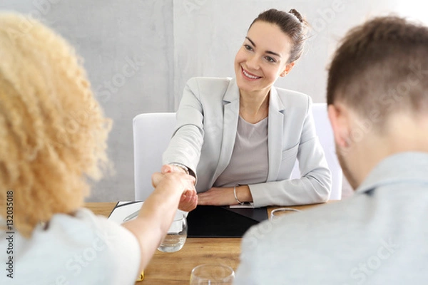 Fototapeta Kredyt. Para młodych ludzi podpisała umowę kredytową u doradcy finansowego