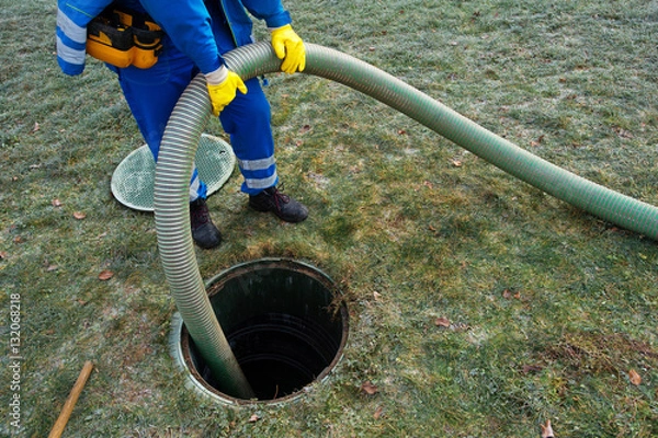 Fototapeta Opróżnianie szamba przydomowego. Oczyszczanie szlamu z szamba.