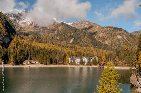 Obraz Pragser Wildsee (italienisch Lago di Braies) ist ein Bergsee im Pragser Tal in der Südtiroler Gemeinde Prags. Er liegt wenige Kilometer südlich des Hochpustertals zwischen Bruneck und Toblach 
