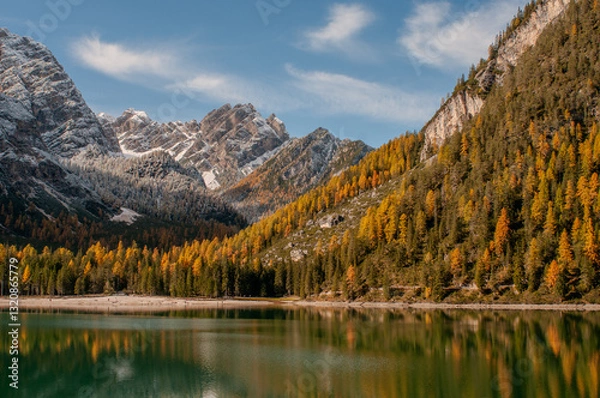 Obraz Pragser Wildsee (italienisch Lago di Braies) ist ein Bergsee im Pragser Tal in der Südtiroler Gemeinde Prags. Er liegt wenige Kilometer südlich des Hochpustertals zwischen Bruneck und Toblach 
