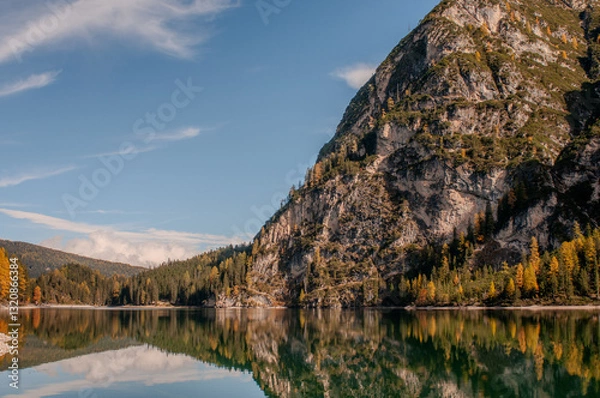 Obraz Pragser Wildsee (italienisch Lago di Braies) ist ein Bergsee im Pragser Tal in der Südtiroler Gemeinde Prags. Er liegt wenige Kilometer südlich des Hochpustertals zwischen Bruneck und Toblach 
