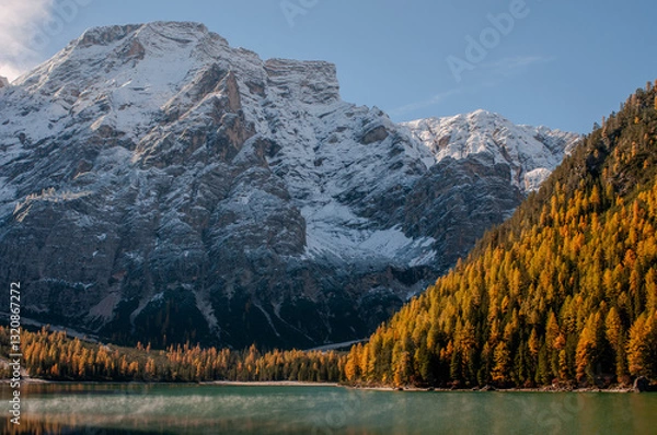 Fototapeta Pragser Wildsee (italienisch Lago di Braies) ist ein Bergsee im Pragser Tal in der Südtiroler Gemeinde Prags. Er liegt wenige Kilometer südlich des Hochpustertals zwischen Bruneck und Toblach 
