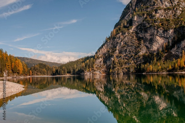 Obraz Pragser Wildsee (italienisch Lago di Braies) ist ein Bergsee im Pragser Tal in der Südtiroler Gemeinde Prags. Er liegt wenige Kilometer südlich des Hochpustertals zwischen Bruneck und Toblach 
