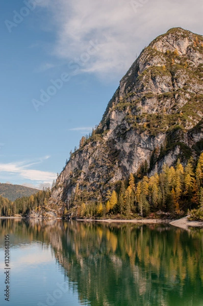 Obraz Pragser Wildsee (italienisch Lago di Braies) ist ein Bergsee im Pragser Tal in der Südtiroler Gemeinde Prags. Er liegt wenige Kilometer südlich des Hochpustertals zwischen Bruneck und Toblach 
