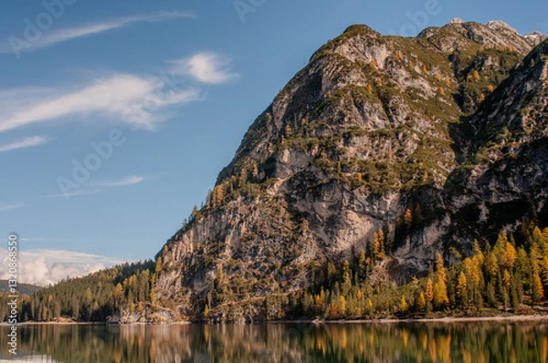 Obraz Pragser Wildsee (italienisch Lago di Braies) ist ein Bergsee im Pragser Tal in der Südtiroler Gemeinde Prags. Er liegt wenige Kilometer südlich des Hochpustertals zwischen Bruneck und Toblach 
