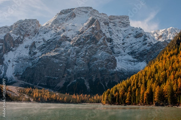 Obraz Pragser Wildsee (italienisch Lago di Braies) ist ein Bergsee im Pragser Tal in der Südtiroler Gemeinde Prags. Er liegt wenige Kilometer südlich des Hochpustertals zwischen Bruneck und Toblach 
