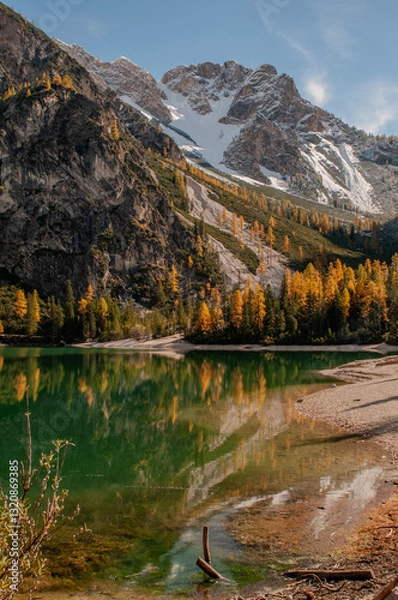 Obraz Pragser Wildsee (italienisch Lago di Braies) ist ein Bergsee im Pragser Tal in der Südtiroler Gemeinde Prags. Er liegt wenige Kilometer südlich des Hochpustertals zwischen Bruneck und Toblach 
