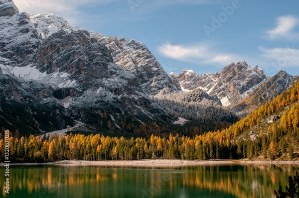 Obraz Pragser Wildsee (italienisch Lago di Braies) ist ein Bergsee im Pragser Tal in der Südtiroler Gemeinde Prags. Er liegt wenige Kilometer südlich des Hochpustertals zwischen Bruneck und Toblach 
