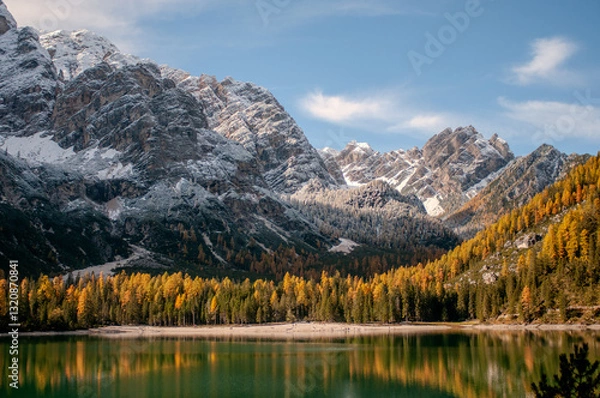 Obraz Pragser Wildsee (italienisch Lago di Braies) ist ein Bergsee im Pragser Tal in der Südtiroler Gemeinde Prags. Er liegt wenige Kilometer südlich des Hochpustertals zwischen Bruneck und Toblach 
