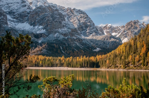 Obraz Pragser Wildsee (italienisch Lago di Braies) ist ein Bergsee im Pragser Tal in der Südtiroler Gemeinde Prags. Er liegt wenige Kilometer südlich des Hochpustertals zwischen Bruneck und Toblach 
