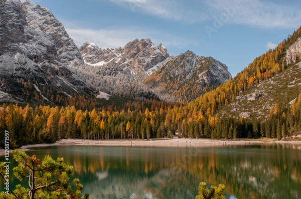 Obraz Pragser Wildsee (italienisch Lago di Braies) ist ein Bergsee im Pragser Tal in der Südtiroler Gemeinde Prags. Er liegt wenige Kilometer südlich des Hochpustertals zwischen Bruneck und Toblach 
