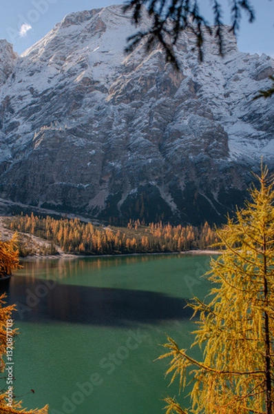Obraz Pragser Wildsee (italienisch Lago di Braies) ist ein Bergsee im Pragser Tal in der Südtiroler Gemeinde Prags. Er liegt wenige Kilometer südlich des Hochpustertals zwischen Bruneck und Toblach 
