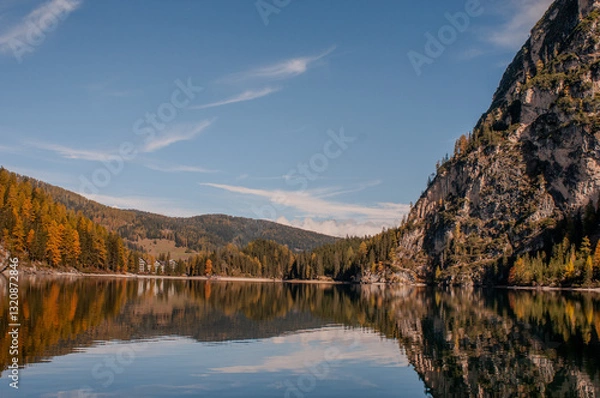 Obraz Pragser Wildsee (italienisch Lago di Braies) ist ein Bergsee im Pragser Tal in der Südtiroler Gemeinde Prags. Er liegt wenige Kilometer südlich des Hochpustertals zwischen Bruneck und Toblach 
