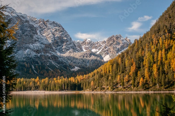 Obraz Pragser Wildsee (italienisch Lago di Braies) ist ein Bergsee im Pragser Tal in der Südtiroler Gemeinde Prags. Er liegt wenige Kilometer südlich des Hochpustertals zwischen Bruneck und Toblach 

