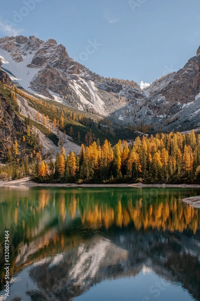 Obraz Pragser Wildsee (italienisch Lago di Braies) ist ein Bergsee im Pragser Tal in der Südtiroler Gemeinde Prags. Er liegt wenige Kilometer südlich des Hochpustertals zwischen Bruneck und Toblach 
