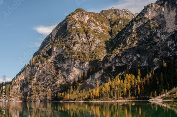 Obraz Pragser Wildsee (italienisch Lago di Braies) ist ein Bergsee im Pragser Tal in der Südtiroler Gemeinde Prags. Er liegt wenige Kilometer südlich des Hochpustertals zwischen Bruneck und Toblach 
