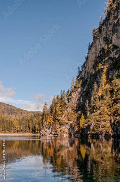 Obraz Pragser Wildsee (italienisch Lago di Braies) ist ein Bergsee im Pragser Tal in der Südtiroler Gemeinde Prags. Er liegt wenige Kilometer südlich des Hochpustertals zwischen Bruneck und Toblach 
