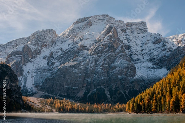 Obraz Pragser Wildsee (italienisch Lago di Braies) ist ein Bergsee im Pragser Tal in der Südtiroler Gemeinde Prags. Er liegt wenige Kilometer südlich des Hochpustertals zwischen Bruneck und Toblach 
