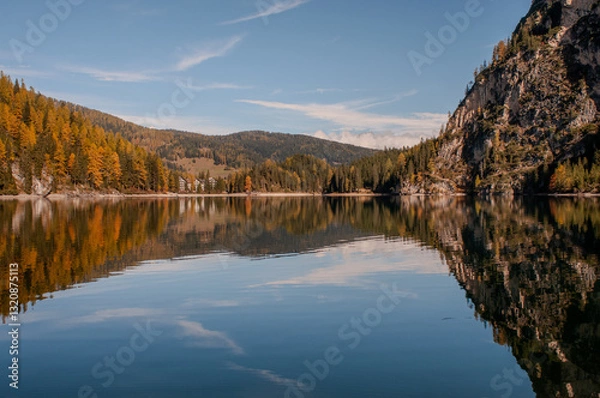 Obraz Pragser Wildsee (italienisch Lago di Braies) ist ein Bergsee im Pragser Tal in der Südtiroler Gemeinde Prags. Er liegt wenige Kilometer südlich des Hochpustertals zwischen Bruneck und Toblach 
