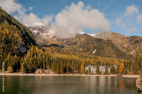 Obraz Pragser Wildsee (italienisch Lago di Braies) ist ein Bergsee im Pragser Tal in der Südtiroler Gemeinde Prags. Er liegt wenige Kilometer südlich des Hochpustertals zwischen Bruneck und Toblach 
