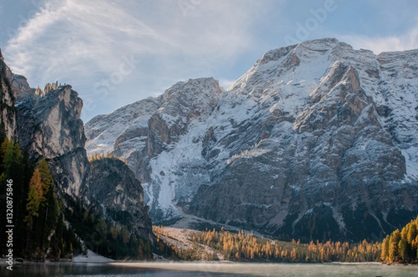 Obraz Pragser Wildsee (italienisch Lago di Braies) ist ein Bergsee im Pragser Tal in der Südtiroler Gemeinde Prags. Er liegt wenige Kilometer südlich des Hochpustertals zwischen Bruneck und Toblach 
