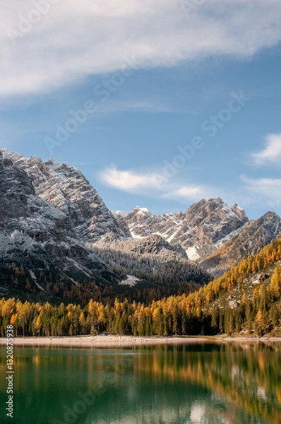 Obraz Pragser Wildsee (italienisch Lago di Braies) ist ein Bergsee im Pragser Tal in der Südtiroler Gemeinde Prags. Er liegt wenige Kilometer südlich des Hochpustertals zwischen Bruneck und Toblach 
