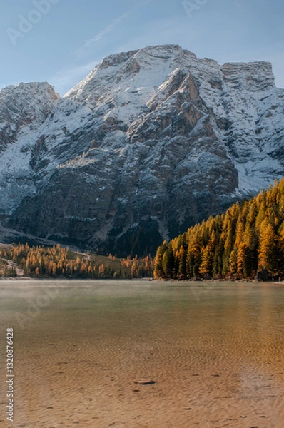Obraz Pragser Wildsee (italienisch Lago di Braies) ist ein Bergsee im Pragser Tal in der Südtiroler Gemeinde Prags. Er liegt wenige Kilometer südlich des Hochpustertals zwischen Bruneck und Toblach 
