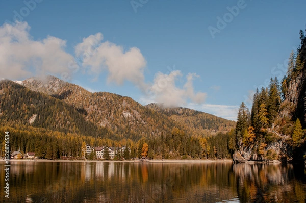 Obraz Pragser Wildsee (italienisch Lago di Braies) ist ein Bergsee im Pragser Tal in der Südtiroler Gemeinde Prags. Er liegt wenige Kilometer südlich des Hochpustertals zwischen Bruneck und Toblach 
