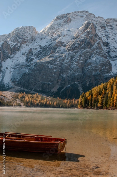 Obraz Pragser Wildsee (italienisch Lago di Braies) ist ein Bergsee im Pragser Tal in der Südtiroler Gemeinde Prags. Er liegt wenige Kilometer südlich des Hochpustertals zwischen Bruneck und Toblach 

