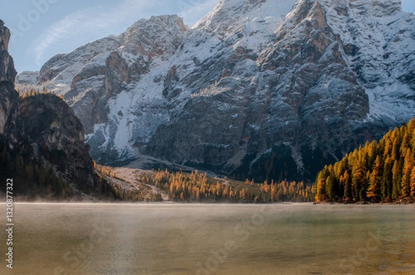 Obraz Pragser Wildsee (italienisch Lago di Braies) ist ein Bergsee im Pragser Tal in der Südtiroler Gemeinde Prags. Er liegt wenige Kilometer südlich des Hochpustertals zwischen Bruneck und Toblach 
