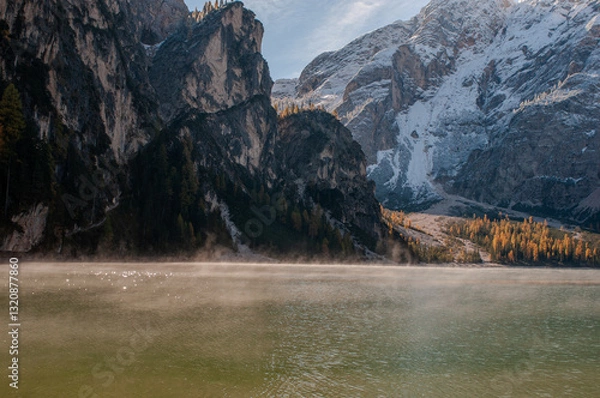 Obraz Pragser Wildsee (italienisch Lago di Braies) ist ein Bergsee im Pragser Tal in der Südtiroler Gemeinde Prags. Er liegt wenige Kilometer südlich des Hochpustertals zwischen Bruneck und Toblach 
