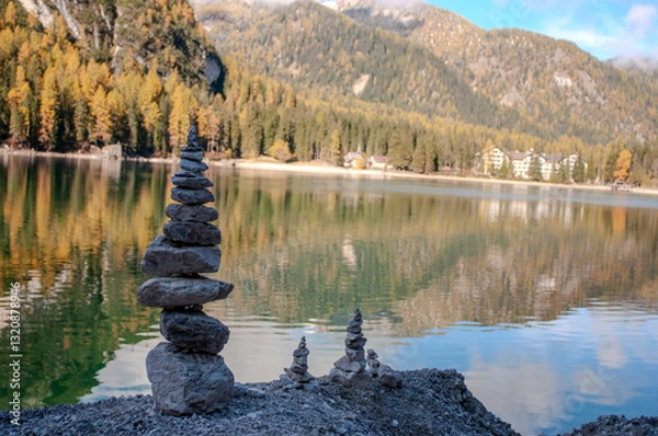 Obraz Pragser Wildsee (italienisch Lago di Braies) ist ein Bergsee im Pragser Tal in der Südtiroler Gemeinde Prags. Er liegt wenige Kilometer südlich des Hochpustertals zwischen Bruneck und Toblach 
