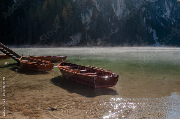 Obraz Pragser Wildsee (italienisch Lago di Braies) ist ein Bergsee im Pragser Tal in der Südtiroler Gemeinde Prags. Er liegt wenige Kilometer südlich des Hochpustertals zwischen Bruneck und Toblach 
