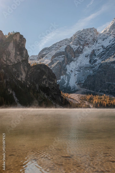 Obraz Pragser Wildsee (italienisch Lago di Braies) ist ein Bergsee im Pragser Tal in der Südtiroler Gemeinde Prags. Er liegt wenige Kilometer südlich des Hochpustertals zwischen Bruneck und Toblach 
