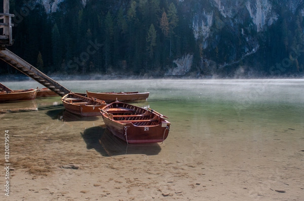 Obraz Pragser Wildsee (italienisch Lago di Braies) ist ein Bergsee im Pragser Tal in der Südtiroler Gemeinde Prags. Er liegt wenige Kilometer südlich des Hochpustertals zwischen Bruneck und Toblach 
