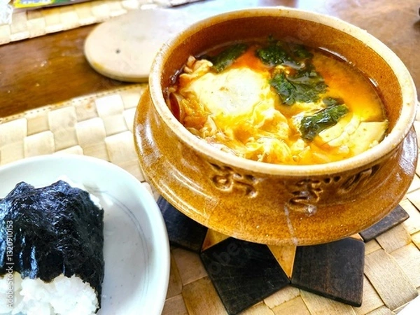 Obraz 駅弁の土鍋で作った韓国料理の豆腐チゲ
