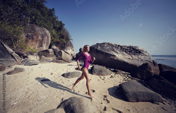 Obraz model running in tropic sea side
