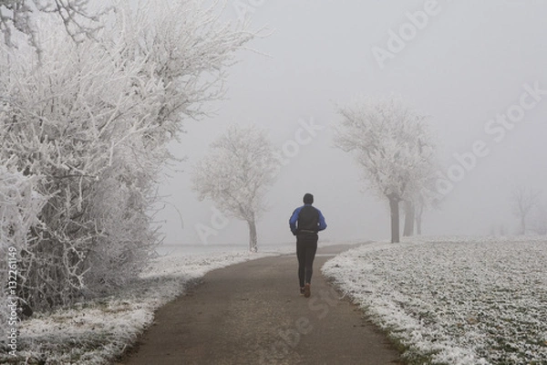 Obraz jogging in winter during fog