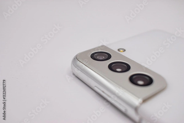 Fototapeta Smartphone com 3 câmeras de alta performance e qualidade. 