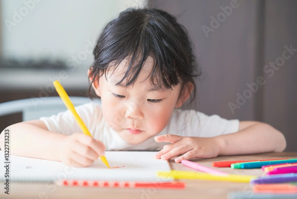 Fototapeta ダイニングテーブルでお絵かきをする子ども