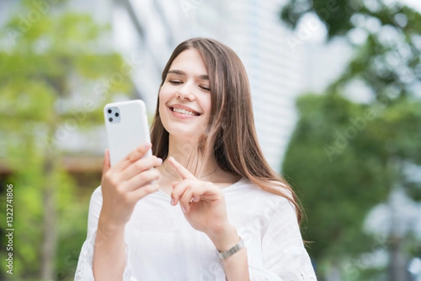 Fototapeta スマートフォンを操作する女性