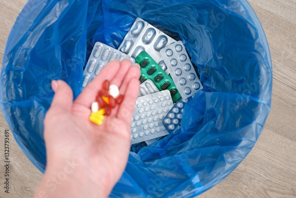 Obraz The pills are in the trash. Refusal of medicines.